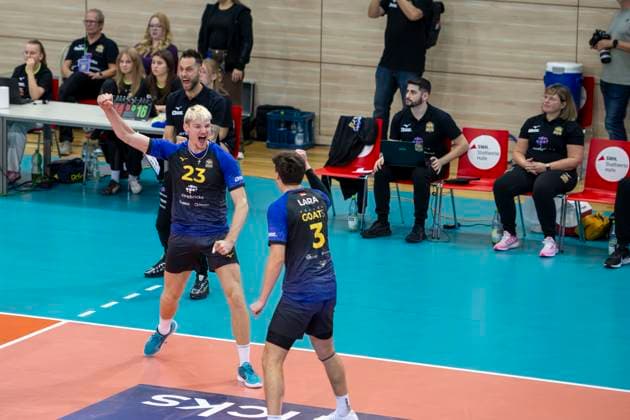 1 Volleyball Bundesliga Season 2025 2026 VC Bitterfeld Wolfen vs Helios Grizzlys Giesen Halle, Germany October 22, 2025 Pictured from left Samuel Schellenberg Bitterfeld and Sebastian Lara Bitterfeld Halle Saale SWH Arena Sachsen Anhalt Germany