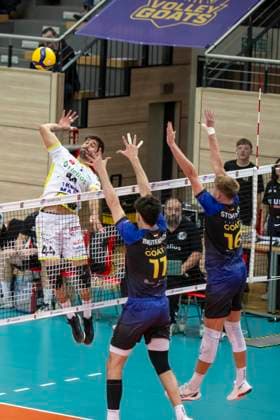 1 Volleyball Bundesliga Season 2025 2026 VC Bitterfeld Wolfen vs Helios Grizzlys Giesen Halle, Germany October 22, 2025 In the picture from left Juan Manuel Gonzalez Limon Giesen ,Nick Breitenbach Bitterfeld and Paul Stommel Bitterfeld Halle Saale SWH Arena Sachsen Anhalt Germany