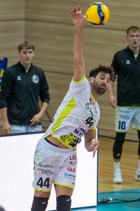 1 Volleyball Bundesliga Season 2025 2026 VC Bitterfeld Wolfen vs Helios Grizzlys Giesen Halle, Germany October 22, 2025 In the picture Juan Manuel Gonzalez Limon Giesen Halle Saale SWH Arena Sachsen Anhalt Germany