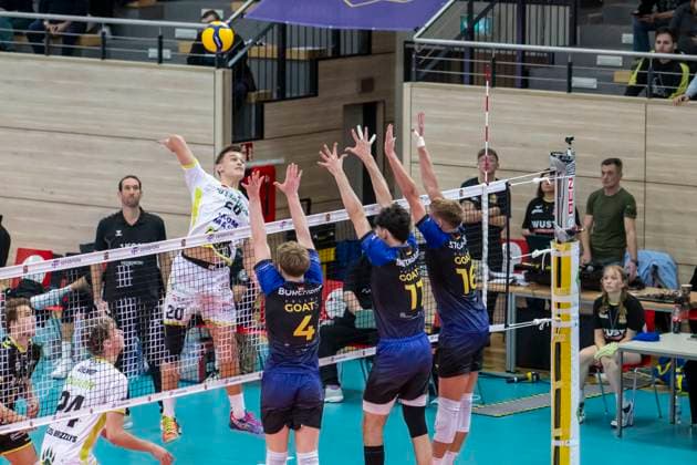 1 Volleyball Bundesliga Season 2025 2026 VC Bitterfeld Wolfen vs Helios Grizzlys Giesen Halle, Germany October 22, 2025 In the picture from left Lars Migge Giesen , Tom Borchert Bitterfeld , Nick Breitenbach Bitterfeld , Paul Stommel Bitterfeld Halle Saale SWH Arena Sachsen Anhalt Germany