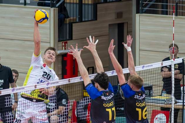 1 Volleyball Bundesliga Season 2025 2026 VC Bitterfeld Wolfen vs Helios Grizzlys Giesen Halle, Germany October 22, 2025 Pictured from left Lars Migge Giesen, Nick Breitenbach Bitterfeld and Paul Stommel Bitterfeld Halle Saale SWH Arena Sachsen Anhalt Germany