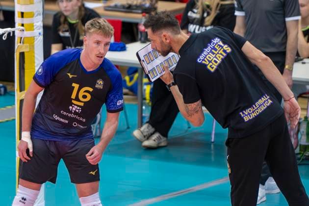 1 Volleyball Bundesliga Season 2025 2026 VC Bitterfeld Wolfen vs Helios Grizzlys Giesen Halle, Germany October 22, 2025 In the picture from left Paul Stommel Bitterfeld and coach Christian Imhoff Bitterfeld gestures, gestures, gestures, Halle Saale SWH Arena Sachsen Anhalt Germany