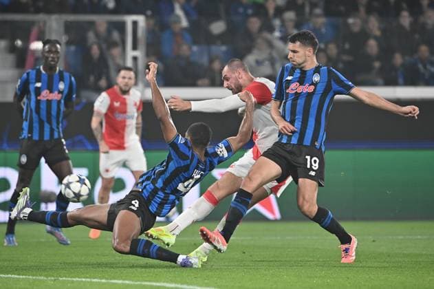 Atalanta v Slavia Prague - UEFA Champions League BERGAMO, ITALY, OCTOBER 22: Slavia Prague s Forward Tomas Chory (C) fight for the ball with Atalanta s Isak Hien (L) and Atalanta s Berat Djimsiti (R) during the League phase UEFA Champions League football match between Atalanta and Slavia Prague at the Bergamo Stadium in Bergamo, Italy, on October 22, 2025. Isabella Bonotto Anadolu Bergamo Italy. Editorial use only. Please get in touch for any other usage.  Copyright: x2025xAnadoluxIsabellaxBonottox