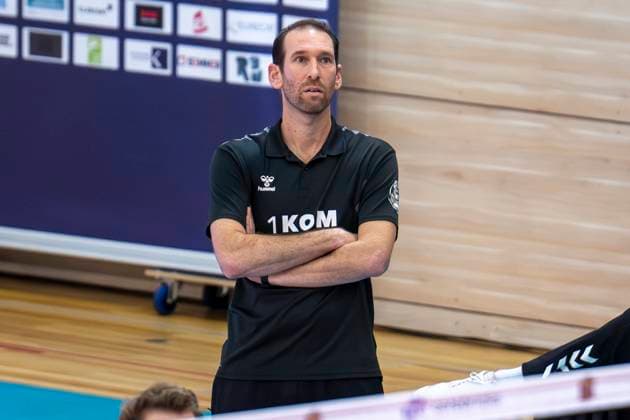 1 Volleyball Bundesliga Season 2025 2026 VC Bitterfeld Wolfen vs Helios Grizzlys Giesen Halle, Germany October 22, 2025 In the picture Coach Itamar Stein Giesen Halle Saale SWH Arena Sachsen Anhalt Germany