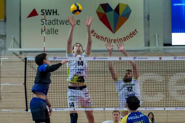 1 Volleyball Bundesliga Season 2025 2026 VC Bitterfeld Wolfen vs Helios Grizzlys Giesen Halle, Germany October 22, 2025 In the picture from left Nick Breitenbach Bitterfeld , Inaki Ramos Giesen and Jakob Günthör Guenthoer Giesen Halle Saale SWH Arena Sachsen Anhalt Germany