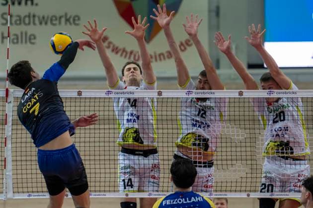 1 Volleyball Bundesliga Season 2025 2026 VC Bitterfeld Wolfen vs Helios Grizzlys Giesen Halle, Germany October 22, 2025 In the picture from left to right, Inaki Ramos Giesen , Jakob Günthör Guenthoer Giesen and Lars Migge Giesen Halle Saale SWH Arena Sachsen Anhalt Germany