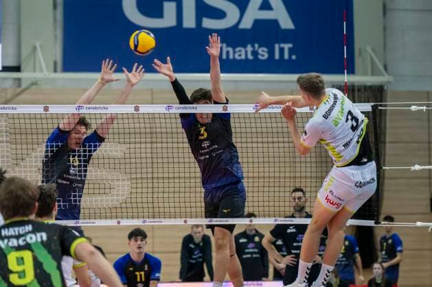 1 Volleyball Bundesliga Season 2025 2026 VC Bitterfeld Wolfen vs Helios Grizzlys Giesen Halle, Germany October 22, 2025 In the picture from left Dax Tompkins Bitterfeld ,Sebastian Lara Bitterfeld and Mateusz Borkowski Giesen Halle Saale SWH Arena Sachsen Anhalt Germany
