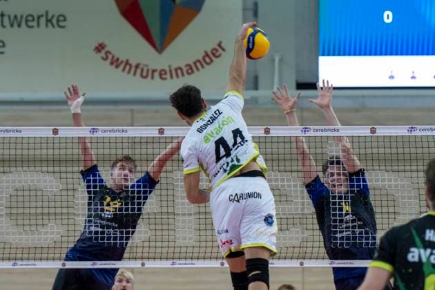 1 Volleyball Bundesliga Season 2025 2026 VC Bitterfeld Wolfen vs Helios Grizzlys Giesen Halle, Germany October 22, 2025 In the picture from left Paul Stommel Bitterfeld , Juan Manuel Gonzalez Limon Giesen and Dax Tompkins Bitterfeld Halle Saale SWH Arena Sachsen Anhalt Germany