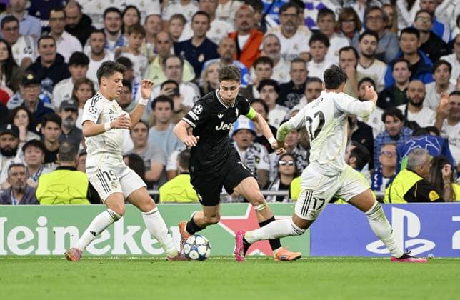 Real Madrid v Juventus - UEFA Champions League MADRID, SPAIN - OCTOBER 22: Kenan Yildiz (C) of Juventus in action against Arda Guler (L) of Real Madrid during the UEFA Champions League Week 3 match between Real Madrid and Juventus at Santiago Bernabeu Stadium in Madrid, Spain, on October 22, 2025. Burak Akbulut Anadolu Madrid Spain. Editorial use only. Please get in touch for any other usage.  Copyright: x2025xAnadoluxBurakxAkbulutx