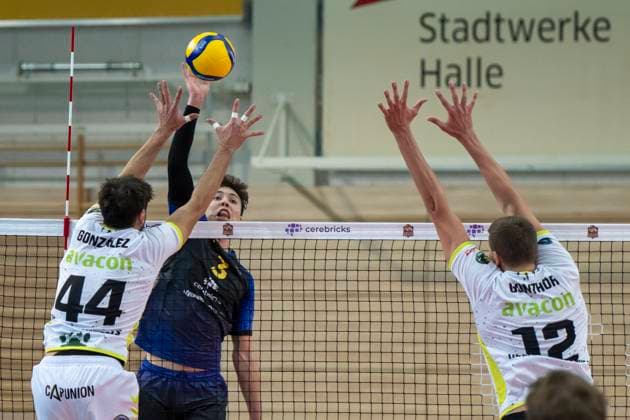1 Volleyball Bundesliga Season 2025 2026 VC Bitterfeld Wolfen vs Helios Grizzlys Giesen Halle, Germany October 22, 2025 In the picture from left Juan Manuel Gonzalez Limon Giesen , Sebastian Lara Bitterfeld and Jakob Günthör Guenthoer Giesen Halle Saale SWH Arena Sachsen Anhalt Germany