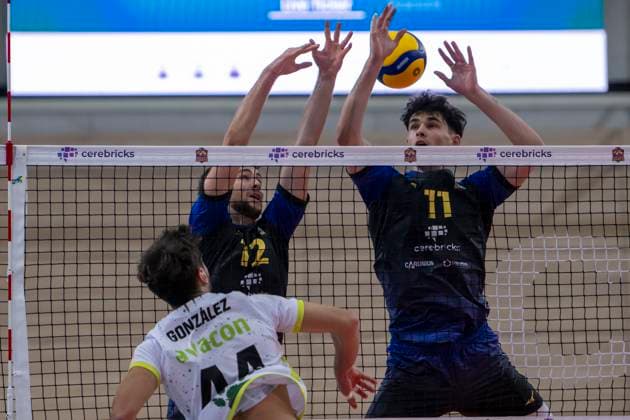 1 Volleyball Bundesliga Season 2025 2026 VC Bitterfeld Wolfen vs Helios Grizzlys Giesen Halle, Germany October 22, 2025 In the picture from left Juan Manuel Gonzalez Limon Giesen , Paul Klimm Bitterfeld and Nick Breitenbach Bitterfeld Halle Saale SWH Arena Sachsen Anhalt Germany