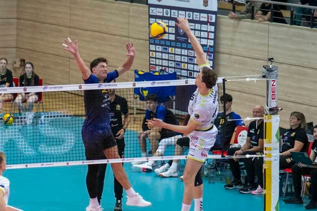 1 Volleyball Bundesliga Season 2025 2026 VC Bitterfeld Wolfen vs Helios Grizzlys Giesen Halle, Germany October 22, 2025 In the picture Clay Wieter Bitterfeld and Inaki Ramos Giesen Halle Saale SWH Arena Sachsen Anhalt Germany
