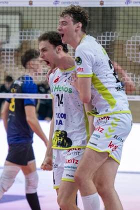 1 Volleyball Bundesliga Season 2025 2026 VC Bitterfeld Wolfen vs Helios Grizzlys Giesen Halle, Germany October 22, 2025 In the picture from left Inaki Ramos Giesen and Austin Wilmot Giesen , final cheer, final cheer, emotion, joy, Halle Saale SWH Arena Sachsen Anhalt Germany