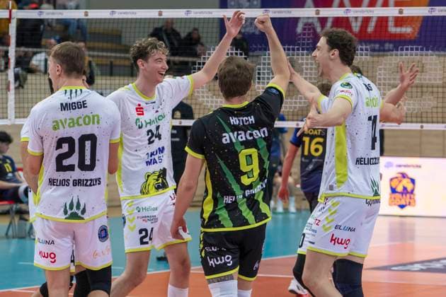 1 Volleyball Bundesliga Season 2025 2026 VC Bitterfeld Wolfen vs Helios Grizzlys Giesen Halle, Germany October 22, 2025 In the picture from left Lars Migge Giesen, Austin Wilmot Giesen , John JT Hatch Giesen , and Inaki Ramos Giesen Final cheer, final cheer, emotion, joy, Halle Saale SWH Arena Sachsen Anhalt Germany