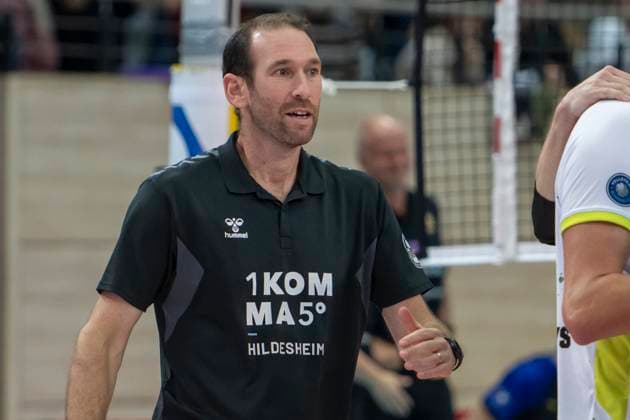 1 Volleyball Bundesliga Season 2025 2026 VC Bitterfeld Wolfen vs Helios Grizzlys Giesen Halle, Germany October 22, 2025 In the picture Coach Itamar Stein Giesen Halle Saale SWH Arena Sachsen Anhalt Germany