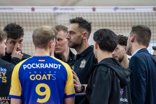 1 Volleyball Bundesliga Season 2025 2026 VC Bitterfeld Wolfen vs Helios Grizzlys Giesen Halle, Germany October 22, 2025 In the picture Coach Christian Imhoff Bitterfeld speaks to his team after the defeat against Giesen dissatisfied, disappointed, disappointed, dejected, frustrated, Halle Saale SWH Arena Sachsen Anhalt Germany
