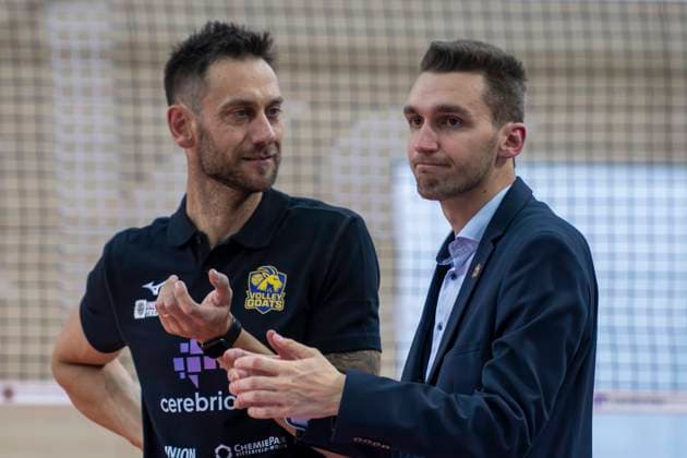 1 Volleyball Bundesliga Season 2025 2026 VC Bitterfeld Wolfen vs Helios Grizzlys Giesen Halle, Germany October 22, 2025 In the picture from left coach Christian Imhoff Bitterfeld and managing director Lukas Thielemann Bitterfeld dissatisfied, disappointed, dejected, frustrated, Halle Saale SWH Arena Sachsen Anhalt Germany
