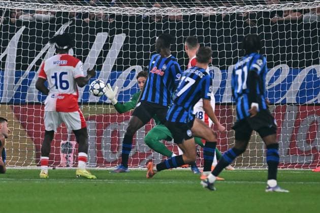 October 22, 2025, Bergamo, Lombardia: Atalanta s Marco Carnesecchi saves shot on goal from Slavia Praha s David Moses during the UEFA Champions League soccer match between Atalanta BC and SK Slavia Praha at the Bergamo Stadium in Bergamo, Italy, 22 October 2025..ANSA MICHELE MARAVIGLIA. Soccer: Champions League; Atalanta-Slavia Praha  - ZUMAa110 20251022_zaf_a110_104 Copyright: xMichelexMaravigliax