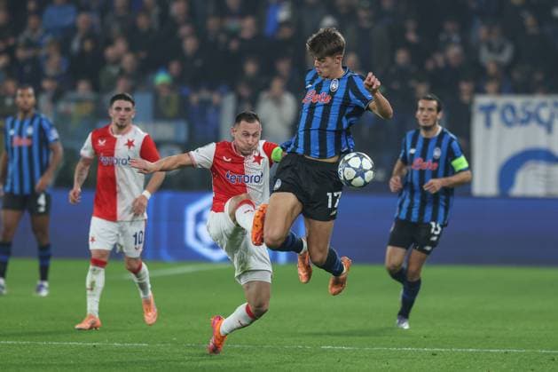 Slavia™s Jan Boril Atalanta s Charles De Ketelaere during the Uefa Champions League 25 26 soccer match between Atalanta B.C.and SK Slavia Prague at the New Balance Stadium in Bergamo, Italy - Wednesday, October 22, 2025. - Soccer .  Copyright: xStefanoxNicoli LaPressex