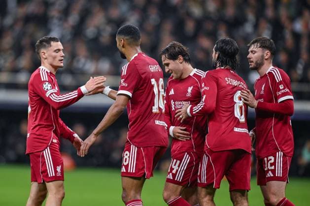 22 10 2025, Football, Champions League, Matchday 3 Season 2025 2026, Eintracht Frankfurt FC Liverpool, Cody Gakpo FC Liverpool is happy about the goal to 1 4 and claps with Florian Wirtz FC Liverpool xRHR PHOTO TKx Copyright: RHR-FOTOx RHR-FOTO TK