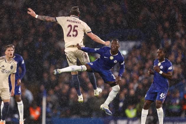 Chelsea gegen Ajax 22. Oktober 2025, London UEFA Champions League League Etappe Chelsea gegen Ajax Wout Weghorst von Ajax und Moises Caicedo von Chelsea Foto Jacques Feeney Abseits London UK  Copyright: xJacquesxFeeneyx xOffsidexOffside