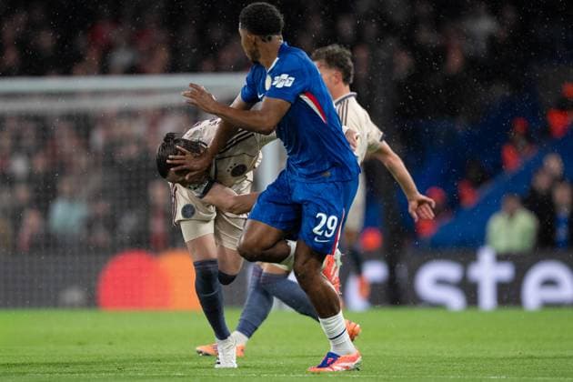 Chelsea v Ajax Champions League 22 10 2025. Ajax forward Wout Weghorst (25) gets caught up with Chelsea defender Wesley Fofana (29) during the Champions League match between Chelsea and Ajax at Stamford Bridge, London, England on 22 October 2025. Editorial use only , Copyright: xStephenxFlynnx PSI-23071-0011