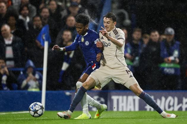 LONDON - (l-r) Estevao of Chelsea FC, Youri Baas of Ajax during the UEFA Champions League match between Chelsea FC and AFC Ajax at Stamford Bridge on October 22, 2025, in London, United Kingdom. ANP MAURICE VAN STEEN UEFA Champions League 2025-2026 xVIxANPxSportx xxANPxIVx 539996753 originalFilename: 539996753.jpg