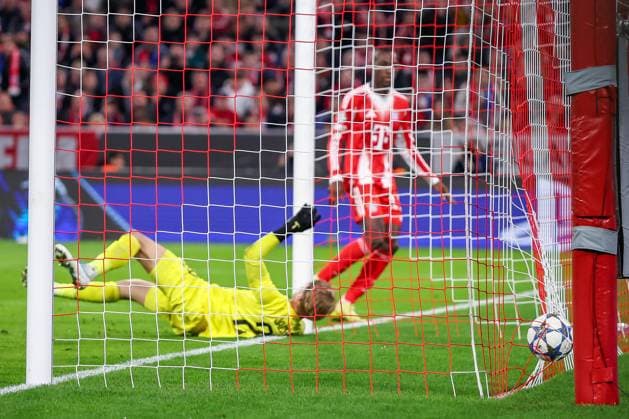 22 10 2025, Football, UEFA Champions League, FC Bayern München Club Bruges, Allianz Arena, Season 2025 2026 Goal shot to score 4 0 by goal scorer Nicolas Jackson FC Bayern Muenchen 11 on goalkeeper Nordin Jackers Club Bruges 29 Regulations prohibit any use of photographs as image sequences and or quasi video Bayern Germany
