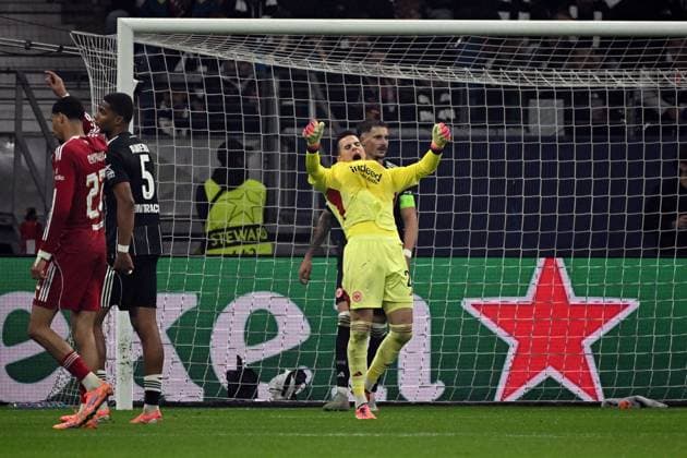 22 10 2025, xjhx, Football UEFA Champions League, Eintracht Frankfurt FC Liverpool v l Robin Koch Eintracht Frankfurt Michael Zetterer Eintracht Frankfurt Disappointed, sad, frustrated UEFA REGULATIONS PROHIBIT ANY USE OF PHOTOGRAPHS as IMAGE SEQUENCES and or QUASI VIDEO Frankfurt am Main