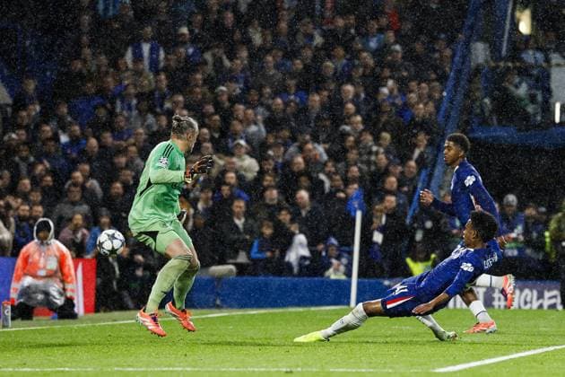 LONDON - (l-r) Ajax goalkeeper Remko Pasveer, Estevao of Chelsea FC during the UEFA Champions League match between Chelsea FC and AFC Ajax at Stamford Bridge on October 22, 2025, in London, United Kingdom. ANP MAURICE VAN STEEN UEFA Champions League 2025-2026 xVIxANPxSportx xxANPxIVx 539997520 originalFilename: 539997520.jpg