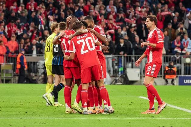 Team FC Bayern Muenchen celebrating after the 4-0 goal by Nicolas Jackson 11 FC Bayern Muenchen , with Tom Bischof 20 FC Bayern Muenchen and Leon Goretzka 8 FC Bayern Muenchen , FC Bayern Muenchen vs Club Brugge, Football, Men, UEFA Champions League, Season 2025 2026, Allianz Arena, Matchday 3, 22 10 2025 Muenchen Bayern Germany Copyright: xkolbert-press MartinxAgüerax