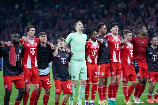 FC Bayern players Dayot Upamecano 2 Bayern , Leon Goretzka 8 Bayern , Tom Bischof 20 Bayern , Lennart Karl 42 Bayern , Manuel Neuer 1 Bayern are celebrated by the fans after the Champions League match FC Bayern Munich Club Bürgge on 22 10 2025 Munich Allianz Arena Bayern Germany
