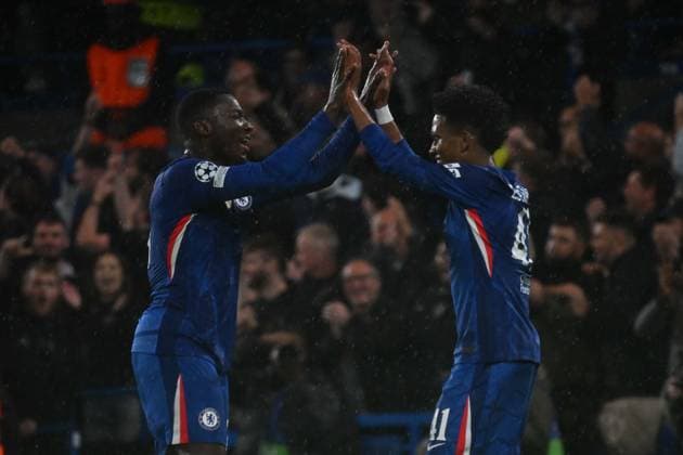 Chelsea v Ajax - UEFA Champions League LONDON, UNITED KINGDOM - OCTOBER 22: Caicedo (25) of Chelsea celebrates with his teammates after scoring a goal during the UEFA Champions League week 3 football match between Chelsea and Ajax at Stamford Bridge stadium on October 22, 2025, in London, United Kingdom. Rasid Necati Aslim Anadolu London United Kingdom. Editorial use only. Please get in touch for any other usage.  Copyright: x2025xAnadoluxRasidxNecatixAslimx