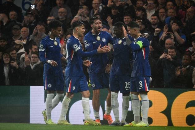 Chelsea v Ajax - UEFA Champions League LONDON, UNITED KINGDOM - OCTOBER 22: Caicedo (25) of Chelsea celebrates with his teammates after scoring a goal during the UEFA Champions League week 3 football match between Chelsea and Ajax at Stamford Bridge stadium on October 22, 2025, in London, United Kingdom. Rasid Necati Aslim Anadolu London United Kingdom. Editorial use only. Please get in touch for any other usage.  Copyright: x2025xAnadoluxRasidxNecatixAslimx