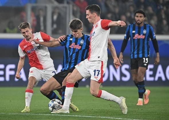 Atalanta v Slavia Prague - UEFA Champions League BERGAMO, ITALY - OCTOBER 22: Charles De Ketelaere of Atalanta in action against Muhammed Cham and Lukas Provod of Slavia Prague during UEFA Champions League football match between Atalanta and Slavia Prague at the Bergamo Stadium in Bergamo, Italy on October 22, 2025. Isabella Bonotto Anadolu Bergamo Italy. Editorial use only. Please get in touch for any other usage.  Copyright: x2025xAnadoluxIsabellaxBonottox