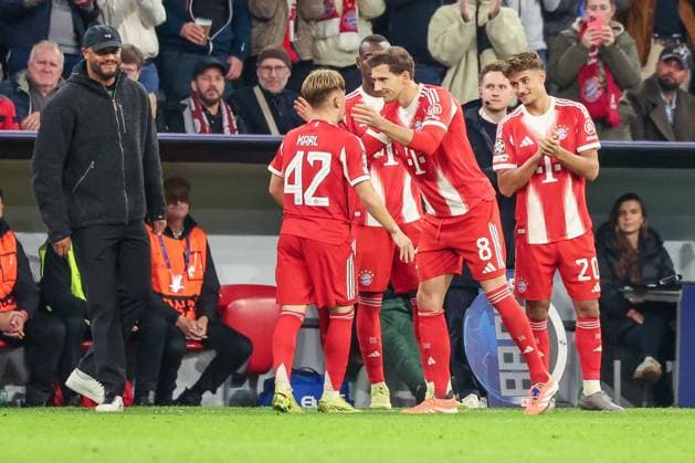 Leon Goretzka 8 FC Bayern Muenchen hugs Lennart Karl 42 FC Bayern Muenchen during his substitution, happy faces of head coach Vincent Kompany FC Bayern Muenchen and Tom Bischof 20 FC Bayern Muenchen , FC Bayern Muenchen vs Club Brugge, Football, Men, UEFA Champions League, Season 2025 2026, Allianz Arena, Matchday 3, 22 10 2025 Muenchen Bayern Germany Copyright: xkolbert-press MartinxAgüerax