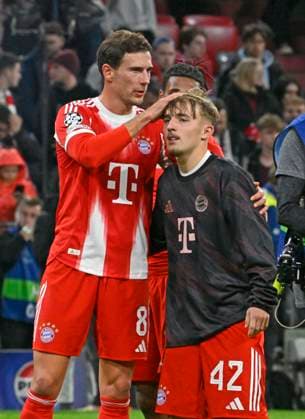 22 10 2025, Football UEFA Championsleague 2025 2026 Preliminary Round 3 Matchday, FC Bayern Munich Club Brugge, in the Allianz Arena Munich v l Leon Goretzka FC Bayern Munich praises Lennart Karl FC Bayern Munich DFL and DFB regulations prohibit any use of photographs as image sequences and or quasi video