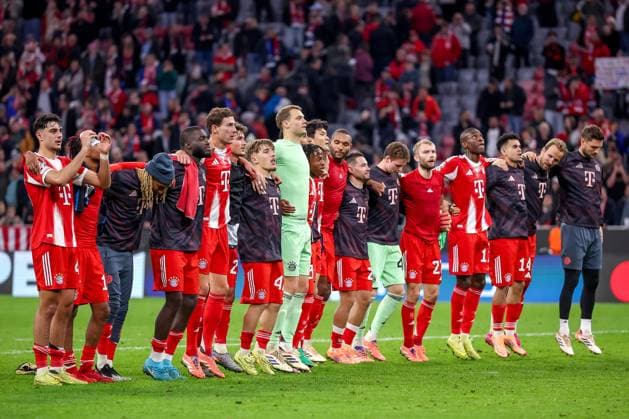 22 10 2025, Football, UEFA Champions League, FC Bayern Munich Club Bruges, Allianz Arena, Season 2025 2026 Final celebration after Bayerns 4 0 victory The team celebrates the victory arm in arm Regulations prohibit any use of photographs as image sequences and or quasi video Bayern Germany