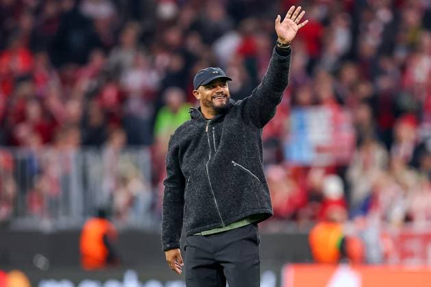 22 10 2025, Football, UEFA Champions League, FC Bayern München Club Brugge, Allianz Arena, Season 2025 2026 Final cheer after Bayerns 4 0 victory Head coach Vincent Kompany FC Bayern Muenchen hc greets cheering in the fan curve Regulations prohibit any use of photographs as image sequences and or quasi video Bayern Germany