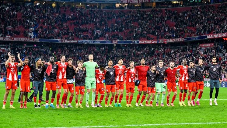FC Bayern players with final cheer, thanking the fans, thanking, thanks, celebrating, optimistic, 22 10 2025, Munich Germany , Football, UEFA Champions League, League Phase, FC Bayern Munich Club Bruges, THE EVENT REGULATES PROHIBIT ANY USE OF PHOTOGRAPHS AS IMAGE SEQUENCES AND OR QUASI VIDEOS xslx