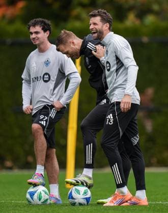 October 22, 2025, Vancouver, Bc, CANADA: Vancouver Whitecaps Thomas Muller, front right, laughs while standing with the team s head of physical preparation Jonathan Poli, centre, and Liam Mackenzie, back left, during MLS, Fussball Herren, USA soccer practice, in Vancouver, on Wednesday, Oct. 22, 2025. The Whitecaps will start their post-season run Sunday when they begin a best-of-three first-round series against FC Dallas in Vancouver. Canada News - October 22, 2025  - ZUMAc35_ 20251022_zaf_c35_048 Copyright: xDarrylxDyckx