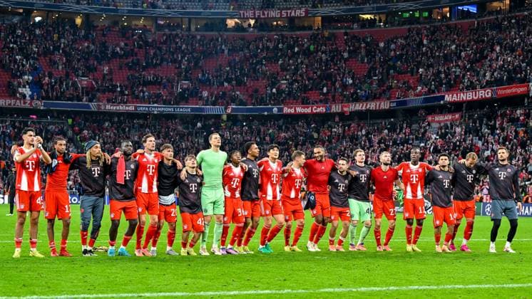 FC Bayern players with final cheer, thanking the fans, thanking, thanks, celebrating, optimistic, 22 10 2025, Munich Germany , Football, UEFA Champions League, League Phase, FC Bayern Munich Club Bruges, THE EVENT REGULATES PROHIBIT ANY USE OF PHOTOGRAPHS AS IMAGE SEQUENCES AND OR QUASI VIDEOS xslx