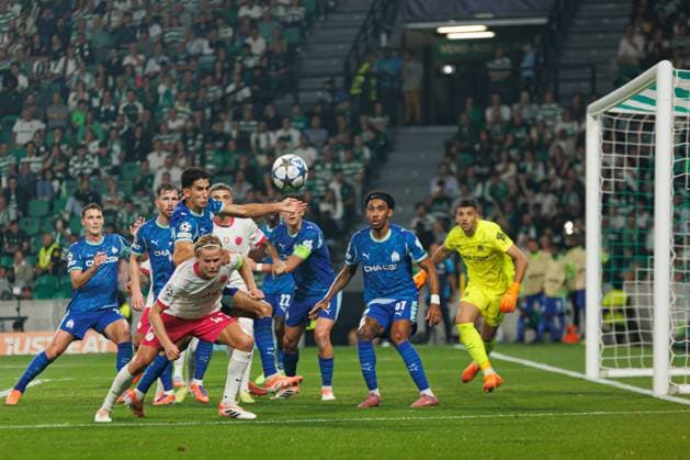 Players of both teams seen during Champions League 25 26 league phase game between Sporting CP and Olympique de Marseille (Luis Loureiro Ball Raw Images) Lisbon Estadio Jose Alvalade Portugal Copyright: xLuisxLoureirox luisloureiro_sporting_marseille_2526-129