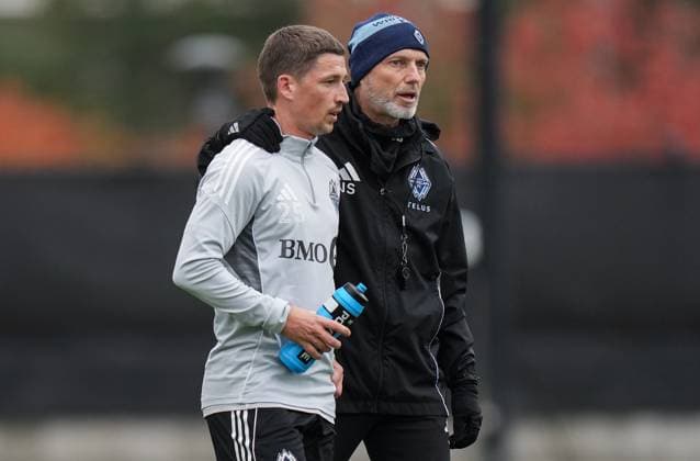 October 22, 2025, Vancouver, Bc, CANADA: Vancouver Whitecaps head coach Jesper Sorensen, right, talks with Ryan Gauld during MLS, Fussball Herren, USA soccer practice, in Vancouver, on Wednesday, Oct. 22, 2025. The Whitecaps will start their post-season run Sunday when they begin a best-of-three first-round series against FC Dallas in Vancouver. Canada News - October 22, 2025  - ZUMAc35_ 20251022_zaf_c35_050 Copyright: xDarrylxDyckx