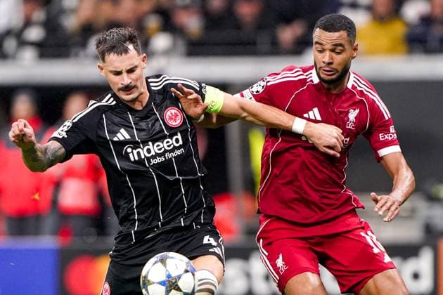 2025-10-22 Eintracht Frankfurt v Liverpool FC - UEFA Champions League 2025 26 League Phase MD3 FRANKFURT AM MAIN, GERMANY - OCTOBER 22: Cody Gakpo of Liverpool FC battles for possession with Robin Koch of Eintracht Frankfurt during the UEFA Champions League 2025 26 League Phase MD3 match between Eintracht Frankfurt and Liverpool FC at Deutsche Bank Park on October 22, 2025 in Frankfurt am Main, Germany. Frankfurt am Main Deutsche Bank Park Germany Content not available for redistribution in The Netherlands directly or indirectly through any third parties. Copyright: xAndrexWeeningx