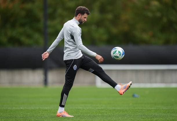 October 22, 2025, Vancouver, Bc, CANADA: Vancouver Whitecaps Thomas Muller kicks a ball up to his head during MLS, Fussball Herren, USA soccer practice, in Vancouver, on Wednesday, Oct. 22, 2025. The Whitecaps will start their post-season run Sunday when they begin a best-of-three first-round series against FC Dallas in Vancouver. Canada News - October 22, 2025  - ZUMAc35_ 20251022_zaf_c35_037 Copyright: xDarrylxDyckx