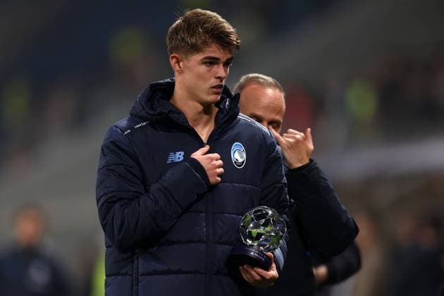Atalanta BC v SK Slavia Praha - UEFA Champions League 2025 26 League Phase MD7 Charles De Ketelaere of Atalanta Bc with the MVP thropy at the end of the UEFA Champions League 2025 26 League Phase MD3 match between Atalanta BC and SK Slavia Praha at Gewiss Stadium on October 22, 2025 in Bergamo, Italy . Bergamo Gewiss Stadium Italy Copyright: xMarcoxCanonierox