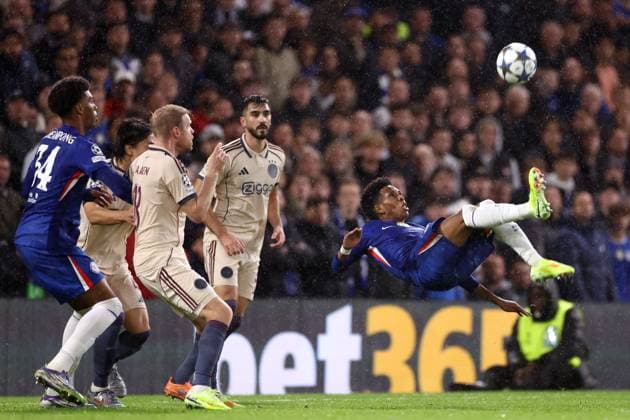 Chelsea gegen Ajax 22. Oktober 2025, London UEFA Champions League League-Phase Chelsea gegen Ajax Estevao Willian von Chelsea versucht einen Fallrückzieher Foto Jacques Feeney Abseits London UK  Copyright: xJacquesxFeeneyx xOffsidexOffside