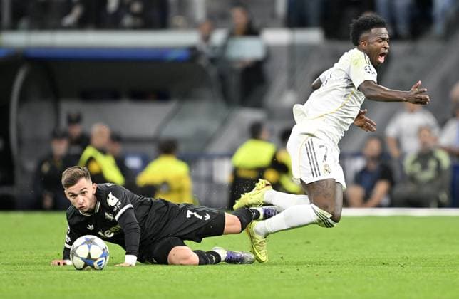 Real Madrid v Juventus - UEFA Champions League MADRID, SPAIN - OCTOBER 22: Vinicius Junior (R) of Real Madrid in action against Francisco Conceicao (L) of Juventus during the UEFA Champions League Week 3 match between Real Madrid and Juventus at Santiago Bernabeu Stadium in Madrid, Spain, on October 22, 2025. Burak Akbulut Anadolu Madrid Spain. Editorial use only. Please get in touch for any other usage.  Copyright: x2025xAnadoluxBurakxAkbulutx