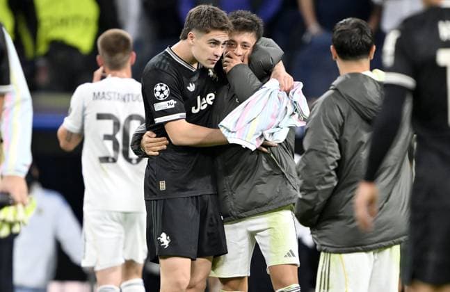 Real Madrid v Juventus - UEFA Champions League MADRID, SPAIN - OCTOBER 22: Arda Guler (R) of Real Madrid talks with Kenan Yildiz (L) of Juventus at the end of the UEFA Champions League Week 3 match between Real Madrid and Juventus at Santiago Bernabeu Stadium in Madrid, Spain, on October 22, 2025. Burak Akbulut Anadolu Madrid Spain. Editorial use only. Please get in touch for any other usage.  Copyright: x2025xAnadoluxBurakxAkbulutx